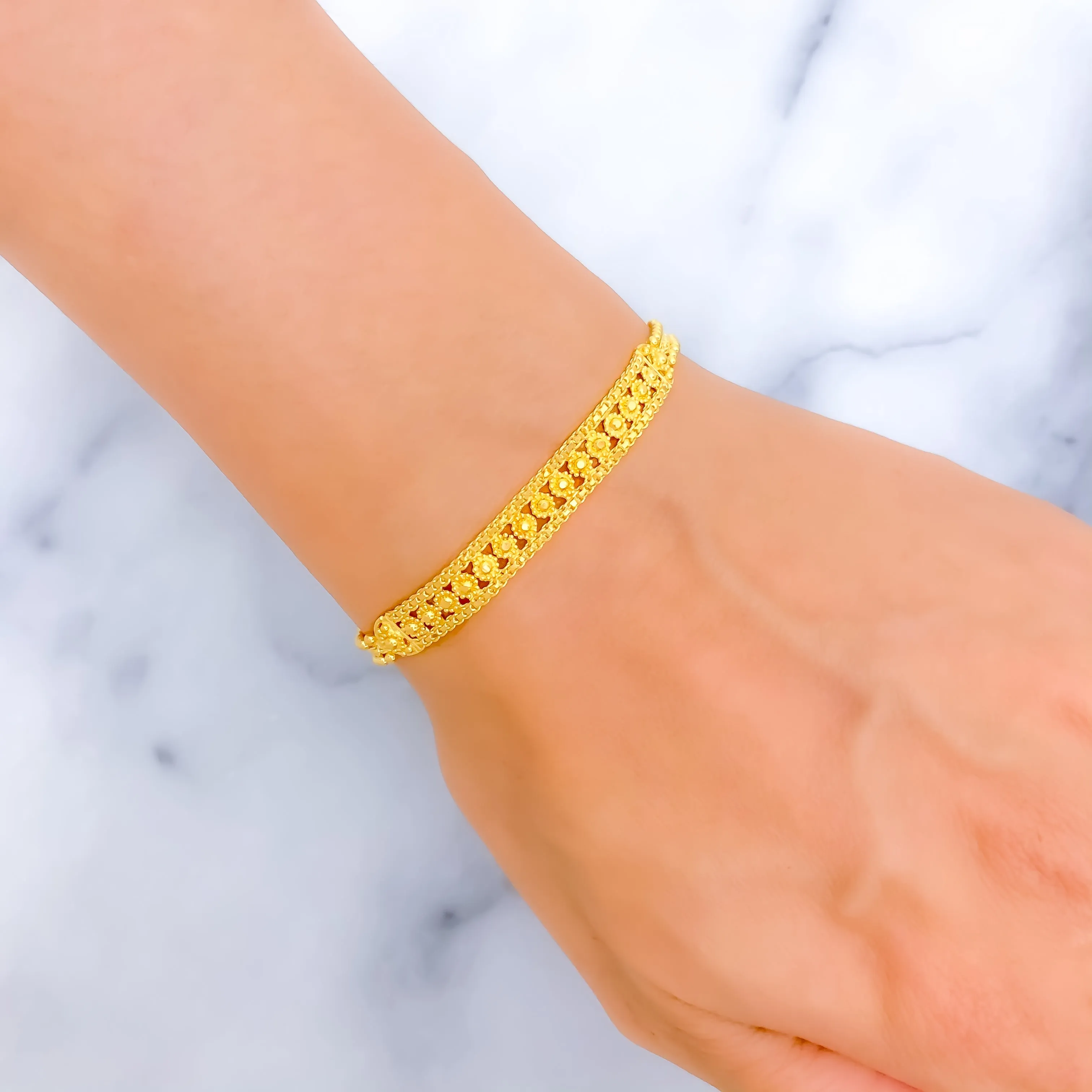 Attractive Floral Line 22k Gold Bracelet