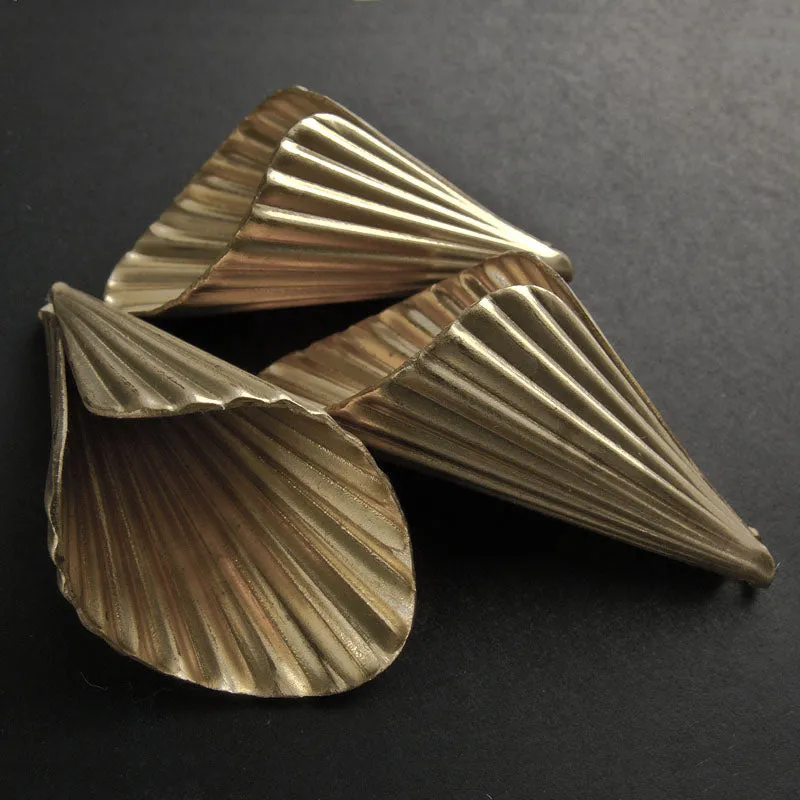 Corrugated large brass cone. 40x20mm 2 pieces. b9-2084